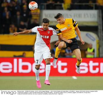 28.07.2015 Stade de Suisse Bern ,SCHWEIZ , Saison 2015 2016 Herren Fussball UEFA Champions League 3. Quali Runde Hinspiel BSC Young Boys Bern - AS Monaco Nabil Dirar (li,Monaco) gegen Loris Benito (Young Boys) 