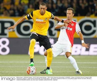 28.07.2015 Stade de Suisse Bern ,SCHWEIZ , Saison 2015 2016 Herren Fussball UEFA Champions League 3. Quali Runde Hinspiel BSC Young Boys Bern - AS Monaco Guillaume Hoarau (li,Young Boys) gegen Ricardo Carvalho (Monaco) 