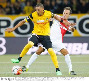 28.07.2015 Stade de Suisse Bern ,SCHWEIZ , Saison 2015 2016 Herren Fussball UEFA Champions League 3. Quali Runde Hinspiel BSC Young Boys Bern - AS Monaco Guillaume Hoarau (li,Young Boys) gegen Ricardo Carvalho (Monaco) 