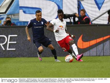 SOCCER - CL quali, RBS vs Malmoe SALZBURG,AUSTRIA,29.JUL.15 - SOCCER - UEFA Champions League, qualification, Red Bull Salzburg vs Malmoe FF. Image shows Yoshimar Yotun (Malmoe) and David Atanga (RBS). GEPAxpictures xFelixxRoittner