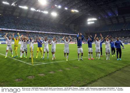 29.07.2015, Poznan - Fußball - UEFA Champions League Quali 2015 2016 - 3. Runde - Lech Poznan vs FC Basel - ZAWODNICY FC BASEL DZIEKUJA KIBICOM -  20150729CSWK35045