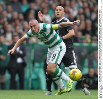 Aktuell FuÃŸball, Champions League Quali, Celtic Glasgow - Qarabag Agdam 29.07.2015. Glasgow, Scotland. Champions League Third Qualifying Round First Leg. Celtic versus FK Qarabag. Scott Brown tries to evade Richard Almeida de Oliveira xVagelisxGeorgarioux  ActionPlus11644925