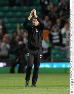 Aktuell FuÃŸball, Champions League Quali, Celtic Glasgow - Qarabag Agdam 29.07.2015. Glasgow, Scotland. Champions League Third Qualifying Round First Leg. Celtic versus FK Qarabag. Ronny Deila applauds the home support xVagelisxGeorgarioux  ActionPlus11644946