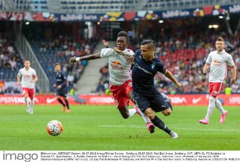 Salzburg 29.07.2015, Red Bull Arena, Salzburg, AUT, UEFA CL, FC Salzburg vs Malmoe FF, Qualifikation, 3. Runde, Hinspiel, im Bild v.l.: David Atanga (FC Red Bull Salzburg), Yoshimar Yotun (Malmoe) during the UEFA Championsleague Qualifier 3rd round, 1st Leg Match between FC Salzburg and Malmoe FF at the Red Bull Arena in Salzburg, Austria on 2015 07 29. EX_JFK