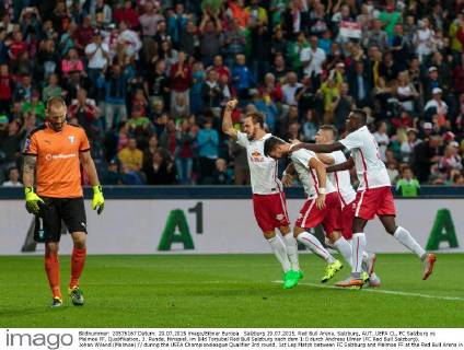 Salzburg 29.07.2015, Red Bull Arena, Salzburg, AUT, UEFA CL, FC Salzburg vs Malmoe FF, Qualifikation, 3. Runde, Hinspiel, im Bild Torjubel Red Bull Salzburg nach dem 1:0 durch Andreas Ulmer (FC Red Bull Salzburg), Johan Wiland (Malmoe) during the UEFA Championsleague Qualifier 3rd round, 1st Leg Match between FC Salzburg and Malmoe FF at the Red Bull Arena in Salzburg, Austria on 2015 07 29. EX_JFK