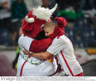 Salzburg 29.07.2015, Red Bull Arena, Salzburg, AUT, UEFA CL, FC Salzburg vs Malmoe FF, Qualifikation, 3. Runde, Hinspiel, im Bild Torjubel zum 2:0 per Elfmeter durch Martin Hinteregger (FC Red Bull Salzburg) mit Bullidibumm during the UEFA Championsleague Qualifier 3rd round, 1st Leg Match between FC Salzburg and Malmoe FF at the Red Bull Arena in Salzburg, Austria on 2015 07 29. EX_JFK