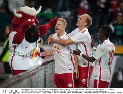 Salzburg 29.07.2015, Red Bull Arena, Salzburg, AUT, UEFA CL, FC Salzburg vs Malmoe FF, Qualifikation, 3. Runde, Hinspiel, im Bild Torjubel zum 2:0 per Elfmeter durch Martin Hinteregger (FC Red Bull Salzburg) mit Bullidibumm during the UEFA Championsleague Qualifier 3rd round, 1st Leg Match between FC Salzburg and Malmoe FF at the Red Bull Arena in Salzburg, Austria on 2015 07 29. EX_JFK