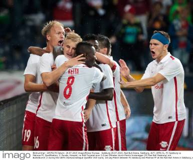 Salzburg 29.07.2015, Red Bull Arena, Salzburg, AUT, UEFA CL, FC Salzburg vs Malmoe FF, Qualifikation, 3. Runde, Hinspiel, im Bild Torjubel zum 2:0 per Elfmeter durch Martin Hinteregger (FC Red Bull Salzburg) mit Bullidibumm during the UEFA Championsleague Qualifier 3rd round, 1st Leg Match between FC Salzburg and Malmoe FF at the Red Bull Arena in Salzburg, Austria on 2015 07 29. EX_JFK
