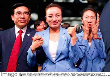(150731) -- KUALA LUMPUR, July 31, 2015 -- Wang Anshun, Li Nina and Shen Xue (L-R), memebers of Beijing 2022 Olympic Winter games Winterspiele Spiele Summer games bid delegation, celebrate after Beijing won the bid at the 128th International Olympic Committee session in Kuala Lumpur, Malaysia, Friday, July 31, 2015. ) (SP)MALAYSIA-KUALA LUMPUR-IOC-2022 WINTER OLYMPICS-BEIJING WangxLili 