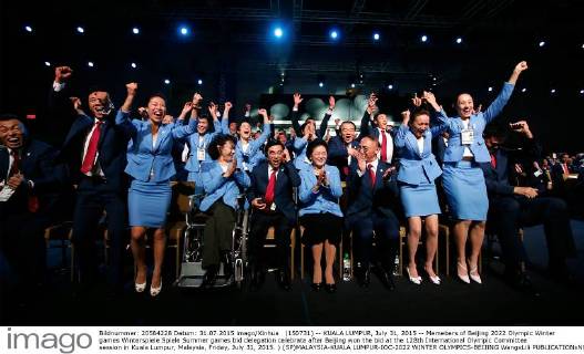 (150731) -- KUALA LUMPUR, July 31, 2015 -- Memebers of Beijing 2022 Olympic Winter games Winterspiele Spiele Summer games bid delegation celebrate after Beijing won the bid at the 128th International Olympic Committee session in Kuala Lumpur, Malaysia, Friday, July 31, 2015. ) (SP)MALAYSIA-KUALA LUMPUR-IOC-2022 WINTER OLYMPICS-BEIJING WangxLili 