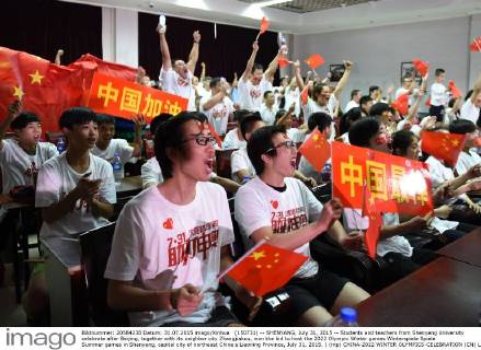 (150731) -- SHENYANG, July 31, 2015 -- Students and teachers from Shenyang University celebrate after Beijing, together with its neighbor city Zhangjiakou, won the bid to host the 2022 Olympic Winter games Winterspiele Spiele Summer games in Shenyang, capital city of northeast China s Liaoning Province, July 31, 2015. ) (mp) CHINA-2022 WINTER OLYMPICS-CELEBRATION (CN) LixGang 