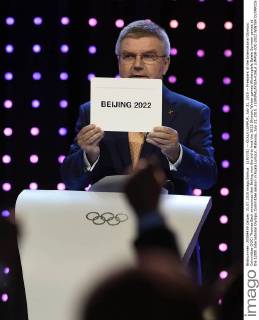 (150731) -- KUALA LUMPUR, July 31, 2015 -- President of the International Olympic Committee (IOC) Thomas Bach announces that Beijing won the bid to host the 2022 Olympic Winter games Winterspiele Spiele Summer games at the 128th International Olympic Committee session in Kuala Lumpur, Malaysia, July 31, 2015. ) (SP)MALAYSIA-KUALA LUMPUR-IOC-2022 WINTER OLYMPICS-BEIJING GongxLei 