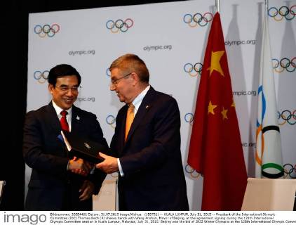 (150731) -- KUALA LUMPUR, July 31, 2015 -- President of the International Olympic Committee (IOC) Thomas Bach (R) shakes hands with Wang Anshun, Mayor of Beijing, at the agreement signing during the 128th International Olympic Committee session in Kuala Lumpur, Malaysia, July 31, 2015. Beijing won the bid of 2022 Winter Olympics at the 128th International Olympic Committee session on Friday. ) (SP)MALAYSIA-KUALA LUMPUR-IOC-2022 WINTER OLYMPICS-BEIJING WangxLili 