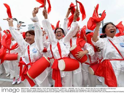 (150731) -- BEIJING, July 31, 2015 -- People play drums to celebrate at the Olympic Green in Beijing, capital of China, July 31, 2015. Beijing, together with its neighbor city Zhangjiakou, won the bid to host the 2022 Olympic Winter games Winterspiele Spiele Summer games ) (mp) CHINA-BEIJING-2022 WINTER OLYMPICS-CELEBRATION (CN) RaoxAimin 