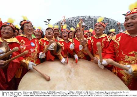 (150731) -- BEIJING, July 31, 2015 -- People play a drum to celebrate at the Olympic Green in Beijing, capital of China, July 31, 2015. Beijing, together with its neighbor city Zhangjiakou, won the bid to host the 2022 Olympic Winter games Winterspiele Spiele Summer games ) (mp) CHINA-BEIJING-2022 WINTER OLYMPICS-CELEBRATION (CN) RaoxAimin 
