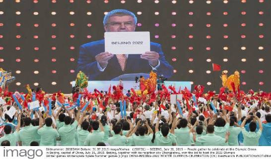 (150731) -- BEIJING, July 31, 2015 -- People gather to celebrate at the Olympic Green in Beijing, capital of China, July 31, 2015. Beijing, together with its neighbor city Zhangjiakou, won the bid to host the 2022 Olympic Winter games Winterspiele Spiele Summer games ) (mp) CHINA-BEIJING-2022 WINTER OLYMPICS-CELEBRATION (CN) XiexHuanchi 