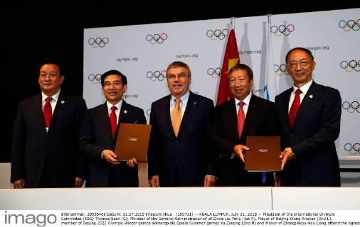 (150731) -- KUALA LUMPUR, July 31, 2015 -- President of the International Olympic Committee (IOC) Thomas Bach (C), Minister of the General Administration of of China Liu Peng (1st R), Mayor of Beijing Wang Anshun (2nd L), member of Beijing 2022 Olympic Winter games Winterspiele Spiele Summer games Yu Zaiqing (2nd R) and Mayor of Zhangjiakou Hou Liang attend the agreement signing ceremony during the 128th International Olympic Committee session in Kuala Lumpur, Malaysia, July 31, 2015. Beijing won the bid of 2022 Winter Olympics at the 128th International Olympic Committee session on Friday. ) (SP)MALAYSIA-KUALA LUMPUR-IOC-2022 WINTER OLYMPICS-BEIJING WangxLili 