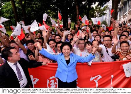 (150731) -- KUALA LUMPUR, July 31, 2015 -- Liu Yandong (C), Chinese Vice Premier and head of Beijing 2022 Winter Olympics bid delegation, poses for photo with local Chinese people in Kuala Lumpur, Malaysia, July 31, 2015. Beijing won the bid to host 2022 Winter Olympic Games Olympische Spiele Olympia OS at the 128th International Olympic Committee session in Kuala Lumpur Friday. ) (SP)MALAYSIA-KUALA LUMPUR-IOC-2022 WINTER OLYMPICS-BEIJING ChongxVoonxChung 
