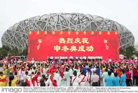 (150731) -- BEIJING, July 31, 2015 -- People gather to celebrate at the Olympic Green in Beijing, capital of China, July 31, 2015. Beijing, together with its neighbor city Zhangjiakou, won the bid to host the 2022 Olympic Winter games Winterspiele Spiele Summer games ) (mp) CHINA-BEIJING-2022 WINTER OLYMPICS-CELEBRATION (CN) XiexHuanchi 