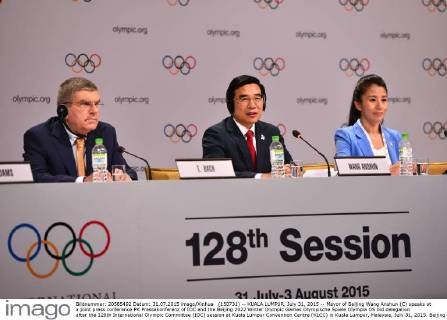 (150731) -- KUALA LUMPUR, July 31, 2015 -- Mayor of Beijing Wang Anshun (C) speaks at a joint press conference PK Pressekonferenz of IOC and the Beijing 2022 Winter Olympic Games Olympische Spiele Olympia OS bid delegation after the 128th International Olympic Committee (IOC) session at Kuala Lumpur Convention Centre (KLCC) in Kuala Lumpur, Malaysia, July 31, 2015. Beijing won the bid of 2022 Winter Olympics at the 128th International Olympic Committee session on Friday. ) (SP)MALAYSIA-KUALA LUMPUR-IOC-2022 WINTER OLYMPICS-BEIJING ChongxVoonxChung 