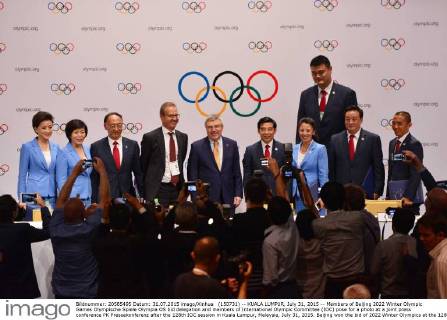(150731) -- KUALA LUMPUR, July 31, 2015 -- Members of Beijing 2022 Winter Olympic Games Olympische Spiele Olympia OS bid delegation and members of International Olympic Committee (IOC) pose for a photo at a joint press conference PK Pressekonferenz after the 128th IOC session in Kuala Lumpur, Malaysia, July 31, 2015. Beijing won the bid of 2022 Winter Olympics at the 128th International Olympic Committee session on Friday. ) (SP)MALAYSIA-KUALA LUMPUR-IOC-2022 WINTER OLYMPICS-BEIJING ChongxVoonxChung 