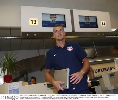 SOCCER - CL quali, Malmoe vs RBS SALZBURG,AUSTRIA,04.AUG.15 - UEFA Champions League, qualification, Malmoe FF vs Red Bull Salzburg, preview, departure of RBS from Salzburg airport. Image shows Alexander Walke (RBS). GEPAxpictures xFelixxRoittner