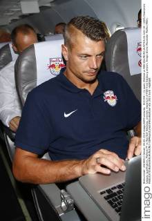 SOCCER - CL quali, Malmoe vs RBS SALZBURG,AUSTRIA,04.AUG.15 - UEFA Champions League, qualification, Malmoe FF vs Red Bull Salzburg, preview, departure of RBS from Salzburg airport. Image shows Alexander Walke (RBS). GEPAxpictures xFelixxRoittner