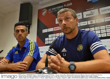Soccer player Eran Zahavi (left) and coach Slavisa Jokanovic of Maccabi Tel Aviv speak during the press conference PK Pressekonferenz prior to the third qualifying round of the Champions League return match between Viktoria Plzen and Maccabi Tel Aviv in Pilsen, Czech Republic, on Tuesday, August 4, 2015. (CTKxPhoto PavelxNemecek) CTKPhotoP201508040797601  nmc3