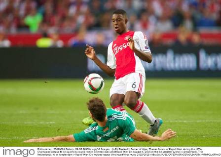 (L-R) Riechedly Bazoer of Ajax, Thanos Petsos of Rapid Wien during the UEFA Champions League third qualifying round match between Ajax and Rapid Wien on August 4, 2015 at the Amsterdam Arena in Amsterdam, The Netherlands. Ajax Amsterdam v Rapid Wien Champions league third qualifying round 2015 2016 xVIxxIVx 4161195