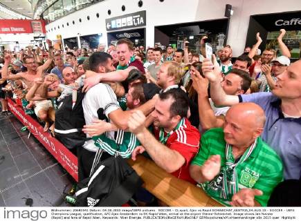 SOCCER - CL quali, Ajax vs Rapid SCHWECHAT,AUSTRIA,04.AUG.15 - SOCCER - UEFA Champions League, qualification, AFC Ajax Amsterdam vs SK Rapid Wien, arrival at the airport Vienna-Schwechat. Image shows Jan Novota (Rapid) and fans of Rapid Wien. Keywords: Wien Energie. GEPAxpictures xM.xHoermandinger