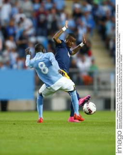 SOCCER - CL quali, Malmoe vs RBS MALMOE,SWEDEN,05.AUG.15 - UEFA Champions League, qualification, Malmoe FF vs Red Bull Salzburg. Image shows Enoch Kofi Adu (Malmoe) and Felipe Pires (RBS). GEPAxpictures xFelixxRoittner