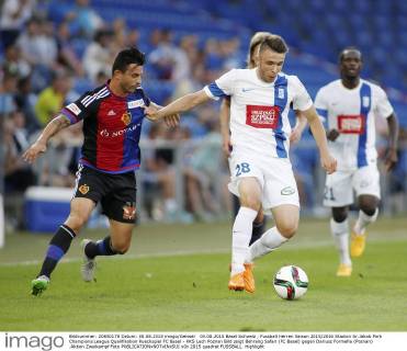 05.08.2015 Basel Schweiz , Fussball Herren Saison 2015 2016 Stadion Sr.Jakob Park Champions League Qualifikation Rueckspiel FC Basel - KKS Lech Poznan Bild zeigt Behrang Safari (FC Basel) gegen Dariusz Formella (Poznan) .Aktion Zweikampf Foto 