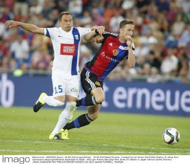05.08.2015 Basel Schweiz , Fussball Herren Saison 2015 2016 Stadion Sr.Jakob Park Champions League Qualifikation Rueckspiel FC Basel - KKS Lech Poznan Bild zeigt Marc Janko (FC Basel) re. gegen Dariusz Dudka (Poznan) .Aktion Zweikampf Foto 