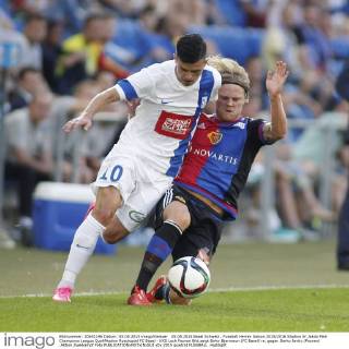 05.08.2015 Basel Schweiz , Fussball Herren Saison 2015 2016 Stadion Sr.Jakob Park Champions League Qualifikation Rueckspiel FC Basel - KKS Lech Poznan Bild zeigt Birkir Bjarnason (FC Basel) re. gegen Darko Jevtic (Poznan) .Aktion Zweikampf Foto 