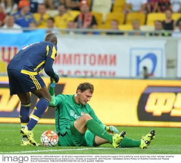 UEFA Champions League third qualifying round second leg match between Shakhtar Donetsk and Fenerbahce at Lviv Arena in Lviv, Ukraine, on August 05, 2015 Pictured: Goalkeeper Andriy Pyatov of Shakhtar Donetks and Moussa Sow of Fenerbahce. 