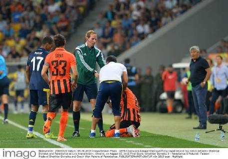 UEFA Champions League third qualifying round second leg match between Shakhtar Donetsk and Fenerbahce at Lviv Arena in Lviv, Ukraine, on August 05, 2015 Final Score: Shakhtar Donetks 3 - Fenerbahce 0 Pictured: Taiseon Freda of Shakhtar Donetks and Coach Vitor Pereira of Fenerbahce. 