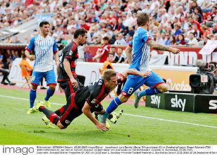 Leverkusen Lars Bender (Bayer 04 Leverkusen 8) im Zweikampf gegen Eugen Polanski (TSG 1899 Hoffenheim 8), bei dem er sich am Ruecken verletzt Bayer 04 Leverkusen vs TSG Hoffenheim, Fussball, 1. Bundesliga, 15.08.2015, Copyright: Schueler Eibner-Pressefoto EP_JSE