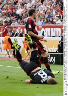 Leverkusen Lars Bender (Bayer 04 Leverkusen 8) nach dem Zweikampf gegen Eugen Polanski (TSG 1899 Hoffenheim 8), bei dem er sich am Ruecken verletzt Bayer 04 Leverkusen vs TSG Hoffenheim, Fussball, 1. Bundesliga, 15.08.2015, Copyright: Schueler Eibner-Pressefoto EP_JSE