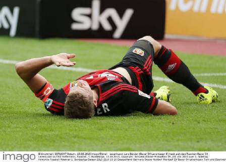 Leverkusen Lars Bender (Bayer 04 Leverkusen 8) haelt sich den Ruecken Bayer 04 Leverkusen vs TSG Hoffenheim, Fussball, 1. Bundesliga, 15.08.2015, Copyright: Schueler Eibner-Pressefoto EP_JSE