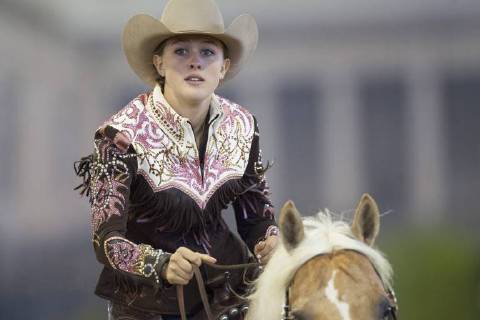 Doppel Junioren Europameisterin Gina Maria SCHUMACHER, Aktion, Einzelaktion. Die Tochter von Corinna und Michael Schumacher, praesentiert vor dem Wettbewerb die Pruefung. In Westeinkleidung mit Cowboy-Hut. Portrait Portraet Porträt, Halbfigur. Reining, R1, Teamwertung, am 14.08.2015 FEI Europameisterschaften 2015 in Aachen Deutschland vom 11.08. - 23.08.2015. Â