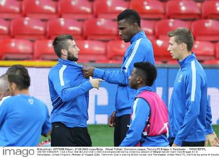 Aktuell Fußball, Champions League, Training FC Brügge in Manchester - MANCHESTER, UNITED KINGDOM: Club s Tuur Dierckx and Club s Obbi Oulare pictured during a training session of Belgian soccer team Club Brugge KV in Manchester, United Kingdom, Monday 17 August 2015. Tomorrow Club is playing British soccer club Manchester United ManU FC, the first leg game of the play-offs for the UEFA Champions League competition. BRUNOxFAHY  x04682388x