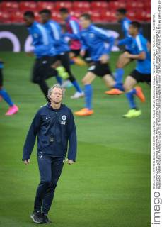 Aktuell Fußball, Champions League, Training FC Brügge in Manchester - MANCHESTER, UNITED KINGDOM: Club s head coach Michel Preud homme pictured during a training session of Belgian soccer team Club Brugge KV in Manchester, United Kingdom, Monday 17 August 2015. Tomorrow Club is playing British soccer club Manchester United ManU FC, the first leg game of the play-offs for the UEFA Champions League competition. BRUNOxFAHY  x04682391x