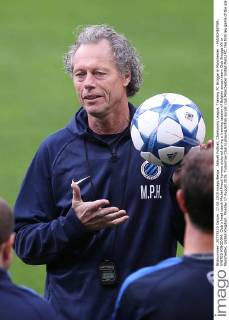 Aktuell Fußball, Champions League, Training FC Brügge in Manchester - MANCHESTER, UNITED KINGDOM: Club s head coach Michel Preud homme pictured during a training session of Belgian soccer team Club Brugge KV in Manchester, United Kingdom, Monday 17 August 2015. Tomorrow Club is playing British soccer club Manchester United ManU FC, the first leg game of the play-offs for the UEFA Champions League competition. BRUNOxFAHY  x04682386x