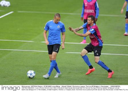 Aktuell Fußball, Champions League, Training FC Brügge in Manchester - MANCHESTER, UNITED KINGDOM: Club s Timmy Simons and Club s Claudemir Domingues De Souza fight for the ball during a training session of Belgian soccer team Club Brugge KV in Manchester, United Kingdom, Monday 17 August 2015. Tomorrow Club is playing British soccer club Manchester United ManU FC, the first leg game of the play-offs for the UEFA Champions League competition. BRUNOxFAHY  x04682405x