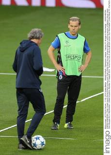 Aktuell Fußball, Champions League, Training FC Brügge in Manchester - MANCHESTER, UNITED KINGDOM: Club s head coach Michel Preud homme and Club s Rudy Ruud Vormer pictured during a training session of Belgian soccer team Club Brugge KV in Manchester, United Kingdom, Monday 17 August 2015. Tomorrow Club is playing British soccer club Manchester United ManU FC, the first leg game of the play-offs for the UEFA Champions League competition. BRUNOxFAHY  x04682401x