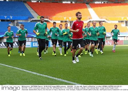 SOCCER - CL play offs, Rapid vs Shakhtar, preview VIENNA,AUSTRIA,18.AUG.15 - SOCCER - UEFA Champions League, play offs, SK Rapid Wien vs FC Shakhtar Donetsk, preview, final training Rapid. Image shows fitness coach Alexander Steinbichler (Rapid) and the team of Rapid. Keywords: Wien Energie. GEPAxpictures xChristianxOrt