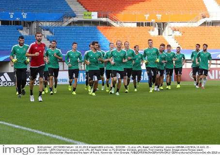 SOCCER - CL play offs, Rapid vs Shakhtar, preview VIENNA,AUSTRIA,18.AUG.15 - SOCCER - UEFA Champions League, play offs, SK Rapid Wien vs FC Shakhtar Donetsk, preview, final training Rapid. Image shows fitness coach Alexander Steinbichler (Rapid) and the team of Rapid. Keywords: Wien Energie. GEPAxpictures xChristianxOrt