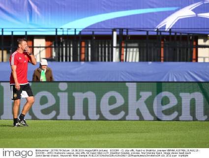 SOCCER - CL play offs, Rapid vs Shakhtar, preview VIENNA,AUSTRIA,18.AUG.15 - SOCCER - UEFA Champions League, play offs, SK Rapid Wien vs FC Shakhtar Donetsk, preview, final training Rapid. Image shows head coach Zoran Barisic (Rapid). Keywords: Wien Energie. GEPAxpictures xChristianxOrt