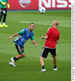 SOCCER - CL play offs, Rapid vs Shakhtar, preview VIENNA,AUSTRIA,18.AUG.15 - SOCCER - UEFA Champions League, play offs, SK Rapid Wien vs FC Shakhtar Donetsk, preview, final training Rapid. Image shows Steffen Hofmann and assistant coachs Hickersberger (Rapid). Keywords: Wien Energie. GEPAxpictures xChristianxOrt