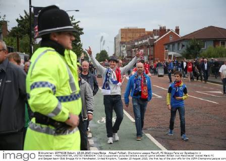 Aktuell Fußball, Champions League Playoff, FC Brügge Fans vor Spielbeginn in Manchester - MANCHESTER, UNITED KINGDOM: Club s supporters pictured before a soccer game between British club Manchester United ManU FC and Belgian team Club Brugge KV in Manchester, United Kingdom, Tuesday 18 August 2015, the first leg of the play-offs for the UEFA Champions League competition. BRUNOxFAHY  x04682663x